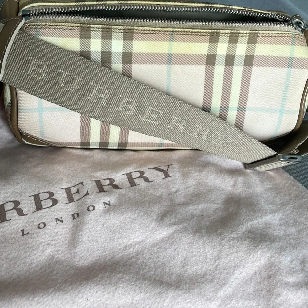 Rare Burberry Pink Nova check Lola barrel bag - Picture 2 of 10